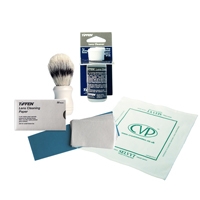 Kit d'entretien pour appareil photo CVP – Contient des mouchoirs de nettoyage pour objectif, du liquide, un chiffon Selvyt et une brosse Dewitts.